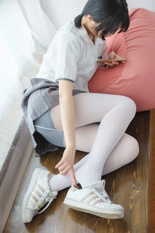森萝财团 [BETA-026] 红色校服肉丝美足少女 [78P] - 森萝财团